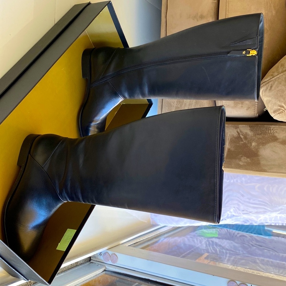 SOLD SOLD SOLD ‼️‼️‼️‼️

Donna Karan Lee-Knee High Boot